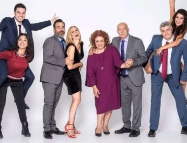 Η «Μουρμούρα» έρχεται σε στυλ «Στην Υγειά Μας Ρε Παιδιά» (φωτο)